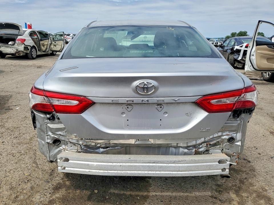 56506076 :رقم المزاد ، 4T1B11HK9JU110973 vin ، 2018 Toyota Camry مزاد بيع