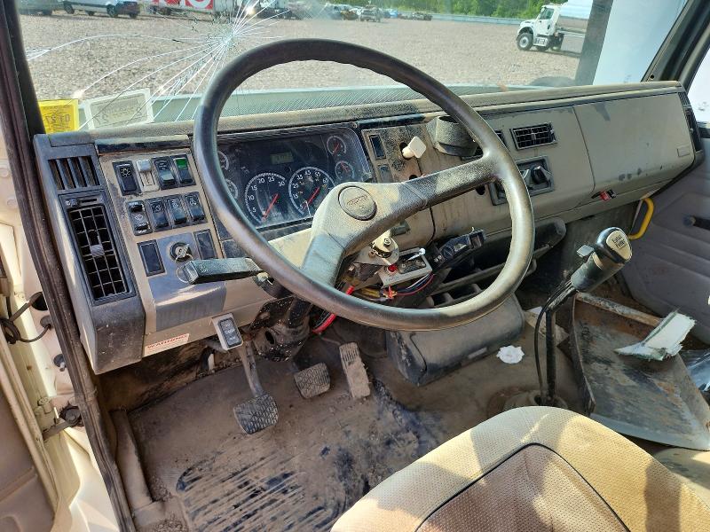 55749636 :رقم المزاد ، 1FUBBTAK92HJ77776 vin ، 2002 Freightliner F70 مزاد بيع