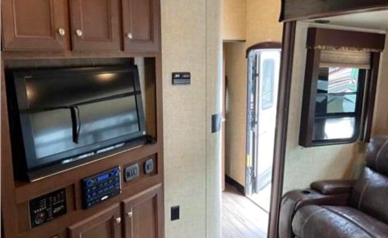 57752666 :رقم المزاد ، 4YDT30328FF815535 vin ، 2015 Keystone Keystone مزاد بيع