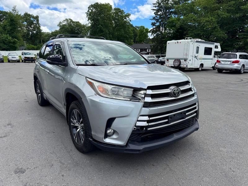 57776586 :رقم المزاد ، 5TDBZRFH9HS367178 vin ، 2017 Toyota Highlander مزاد بيع