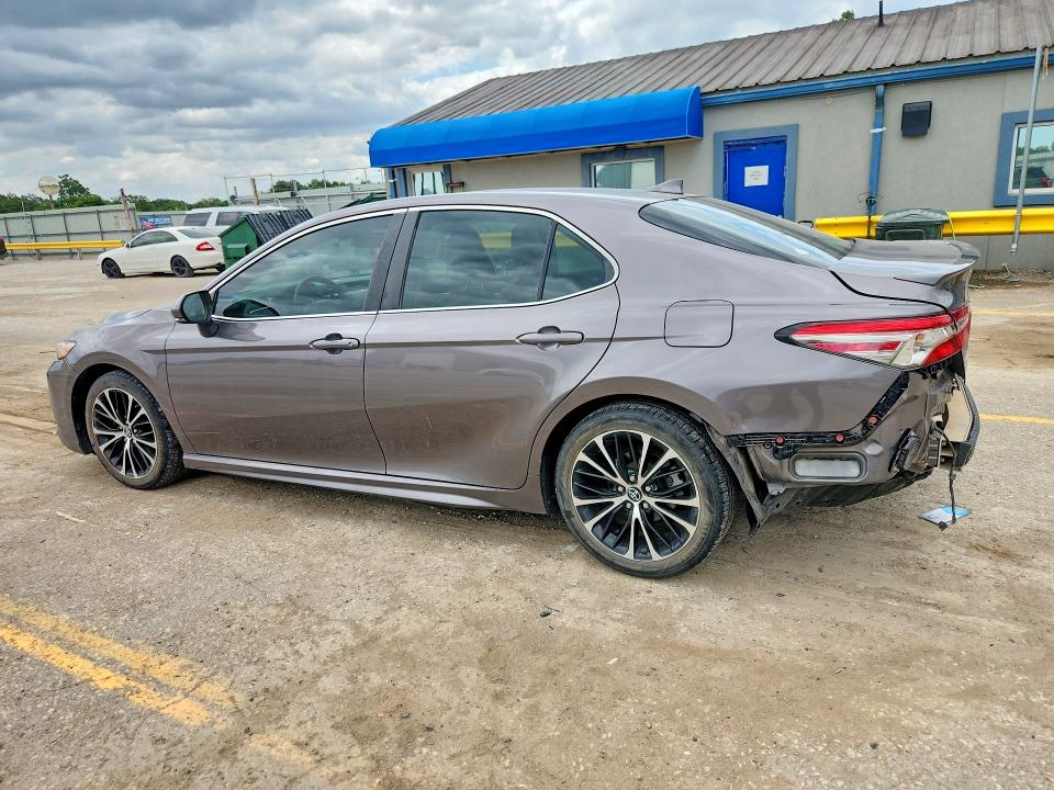 56925686 :رقم المزاد ، 4T1B11HK0JU139973 vin ، 2018 Toyota Camry مزاد بيع