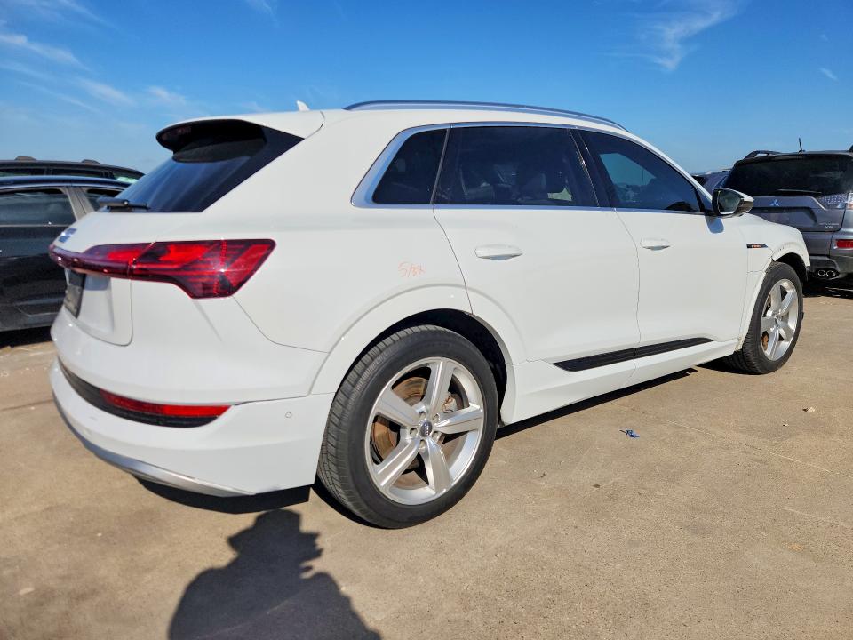 Продажа на аукционе авто 2019 Audi E-tron, vin: WA1LAAGEXKB009033, номер лота: 57530156