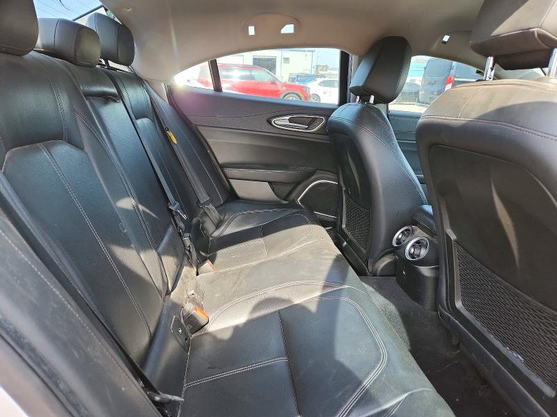 55935856 :رقم المزاد ، ZARFAEBN7J7565292 vin ، 2018 Alfa Romeo Giulia مزاد بيع