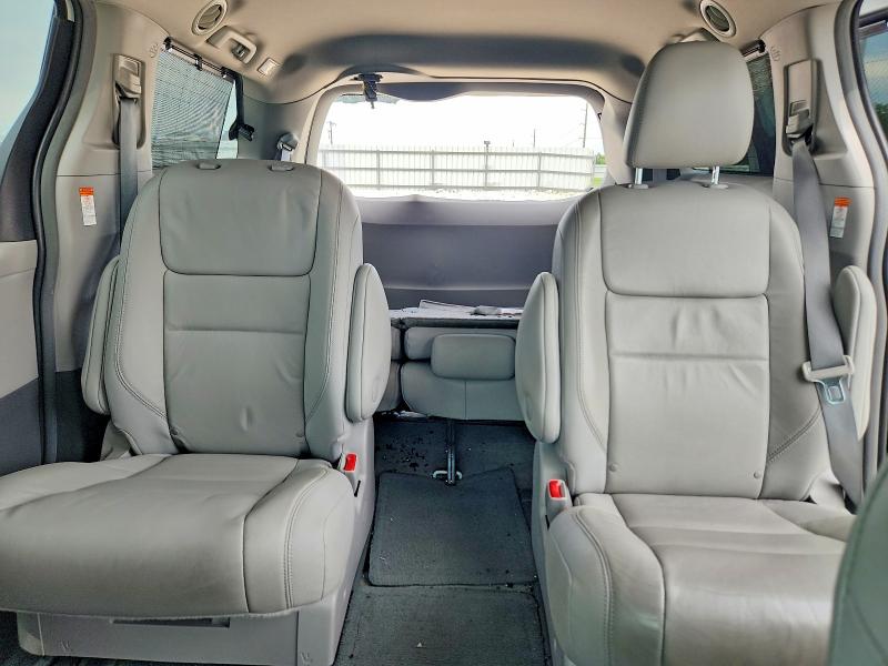 58261746 :رقم المزاد ، 5TDDZ3DC9HS169827 vin ، 2017 Toyota Sienna مزاد بيع