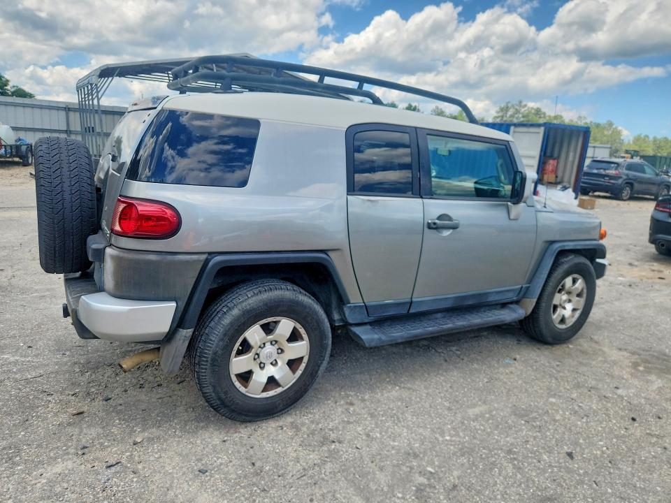 2010 Toyota Fj Cruiser მანქანა იყიდება აუქციონზე, vin: JTEZU4BF4AK008656, აუქციონის ნომერი: 57146236