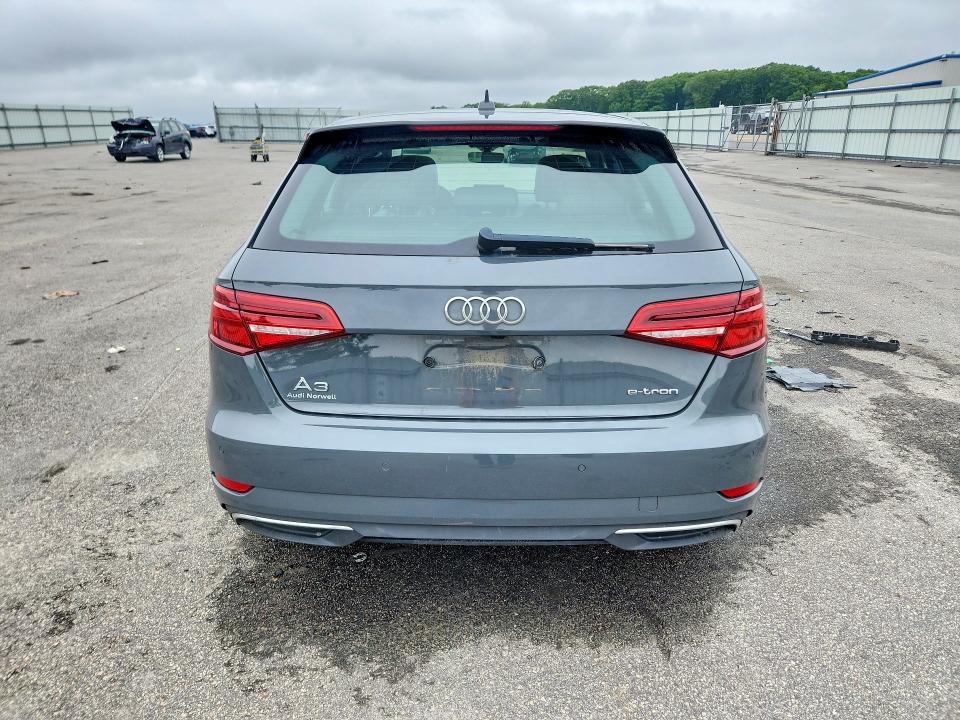 58111476 :رقم المزاد ، WAUSPBFF1JA067081 vin ، 2018 Audi A3 مزاد بيع