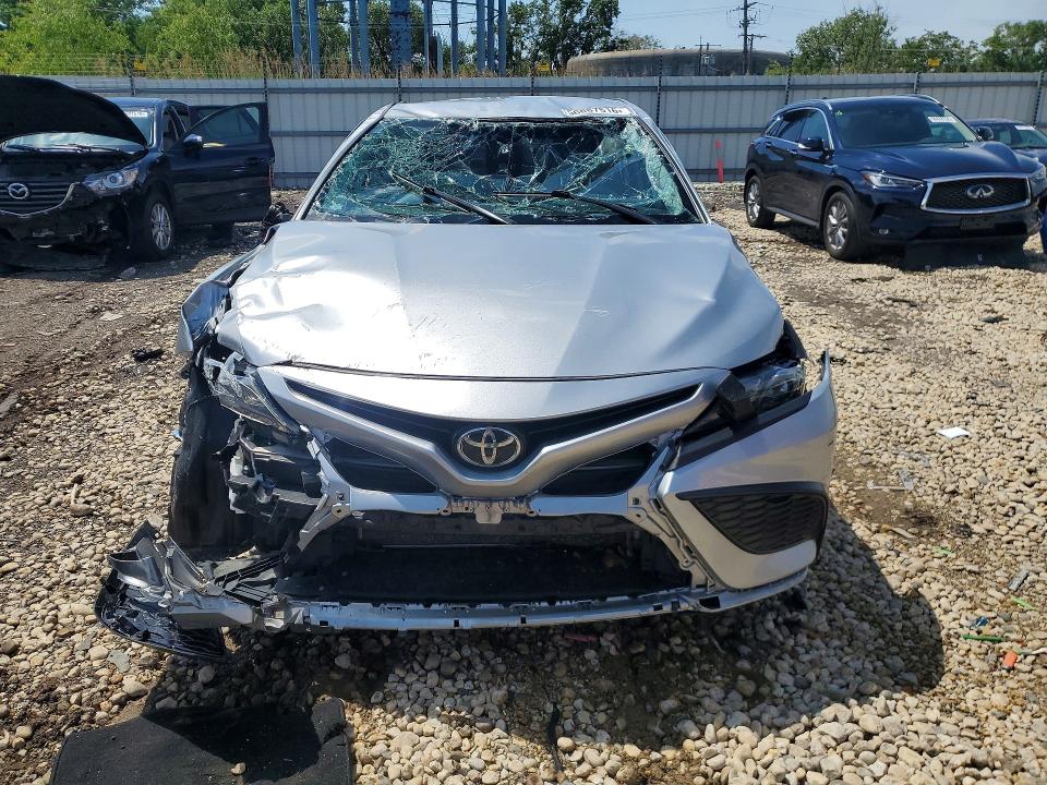 56887516 :رقم المزاد ، 4T1G11AK2MU581884 vin ، 2021 Toyota Camry مزاد بيع
