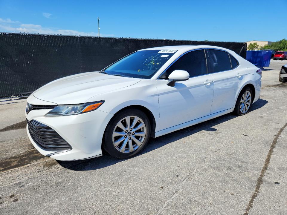 57261396 :رقم المزاد ، 4T1B11HK3JU050432 vin ، 2018 Toyota Camry مزاد بيع