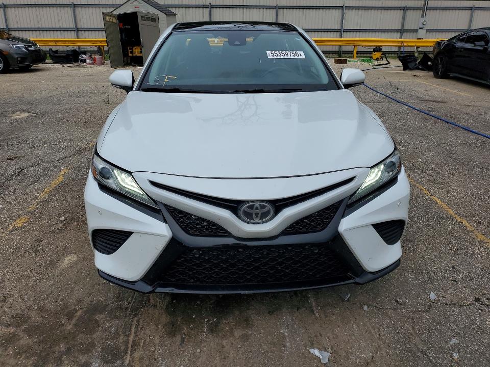 55359756 :رقم المزاد ، 4T1B61HK4JU025153 vin ، 2018 Toyota Camry مزاد بيع