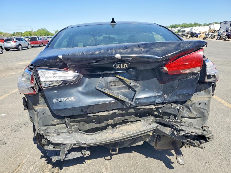 56529346 :رقم المزاد ، 3KPFK4A7XHE077470 vin ، 2017 Kia Forte مزاد بيع