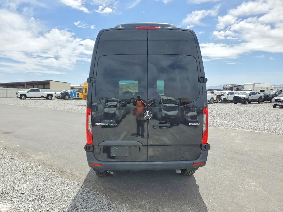 56242606 :رقم المزاد ، W1Z4EFHY8NP516936 vin ، 2022 Mercedes Benz Sprinter مزاد بيع