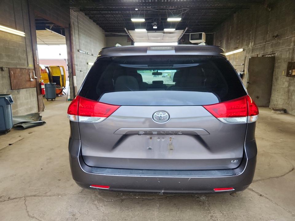 2011 Toyota Sienna მანქანა იყიდება აუქციონზე, vin: 5TDKK3DC8BS142556, აუქციონის ნომერი: 57638356