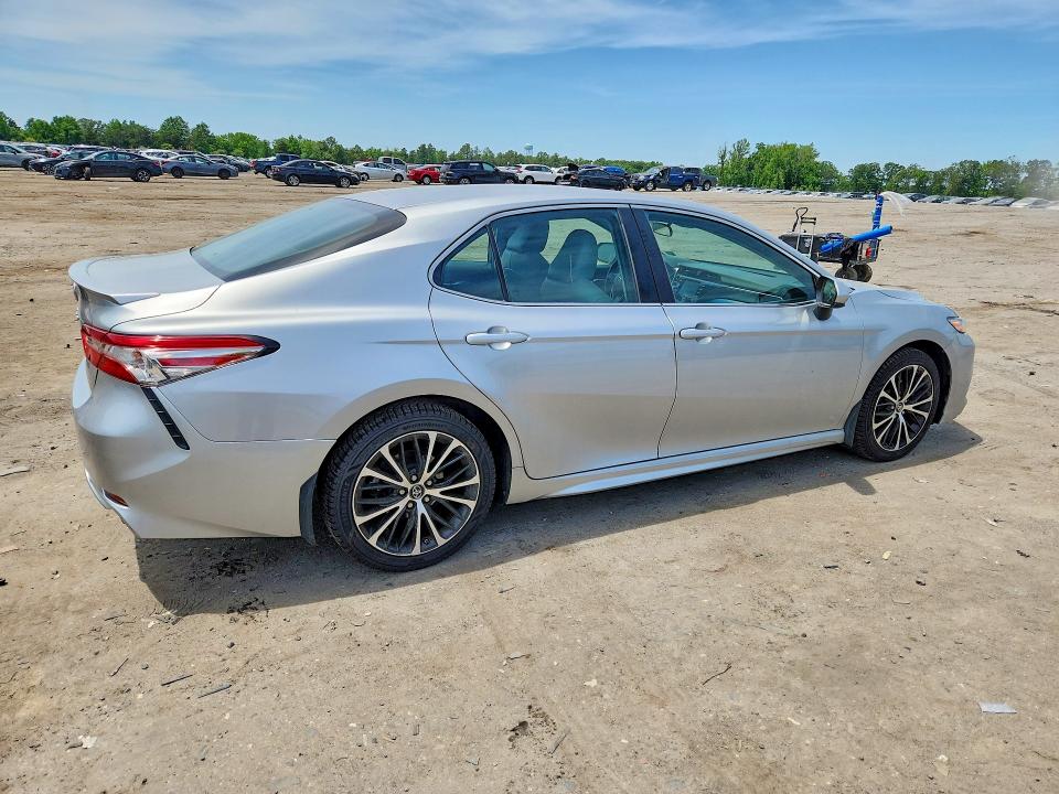 56158146 :رقم المزاد ، 4T1B11HK3JU650545 vin ، 2018 Toyota Camry مزاد بيع