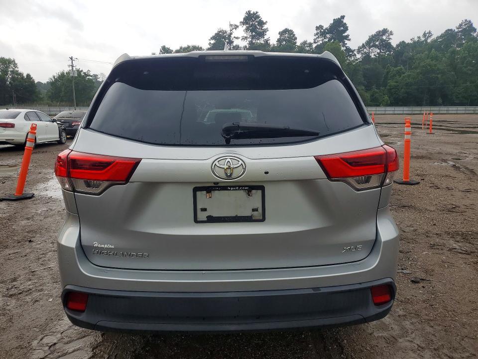 2018 Toyota Highlander მანქანა იყიდება აუქციონზე, vin: 5TDKZRFH2JS538097, აუქციონის ნომერი: 57695596