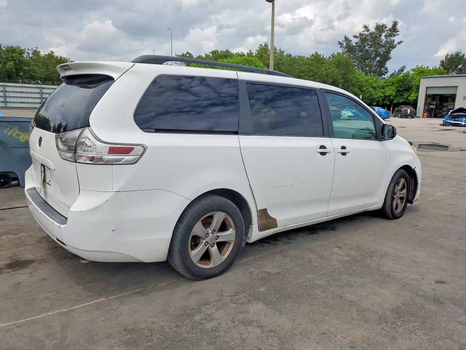 55631076 :رقم المزاد ، 5TDKK3DCXFS560235 vin ، 2015 Toyota Sienna مزاد بيع