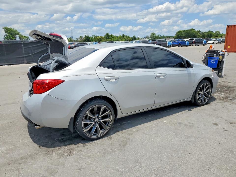 56118146 :رقم المزاد ، 5YFBURHE6JP822360 vin ، 2018 Toyota Corolla مزاد بيع