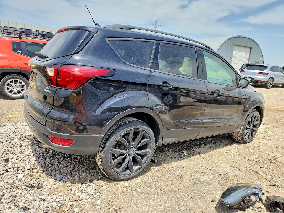 58926826 :رقم المزاد ، 1FMCU9GDXKUC03743 vin ، 2019 Ford Escape مزاد بيع