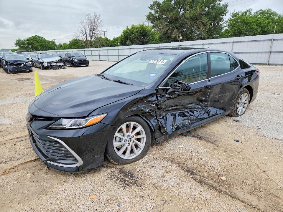 57579516 :رقم المزاد ، 4T1C11AK4MU403859 vin ، 2021 Toyota Camry مزاد بيع