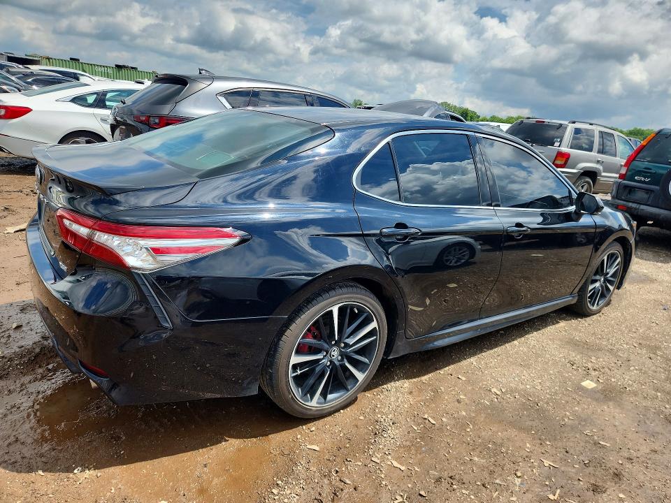 55829756 :رقم المزاد ، 4T1B61HK8JU562947 vin ، 2018 Toyota Camry مزاد بيع