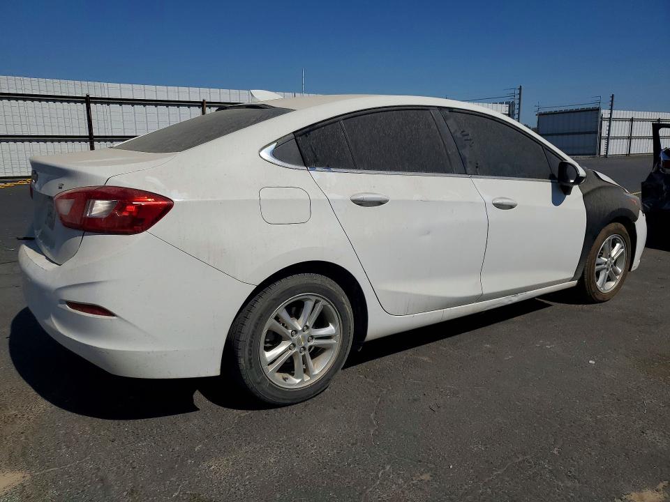 57390116 :رقم المزاد ، 1G1BE5SM8J7107581 vin ، 2018 Chevrolet Cruze مزاد بيع