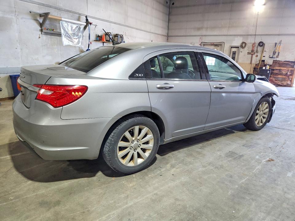 57047226 :رقم المزاد ، 1C3CCBBB1DN654923 vin ، 2013 Chrysler 200 مزاد بيع