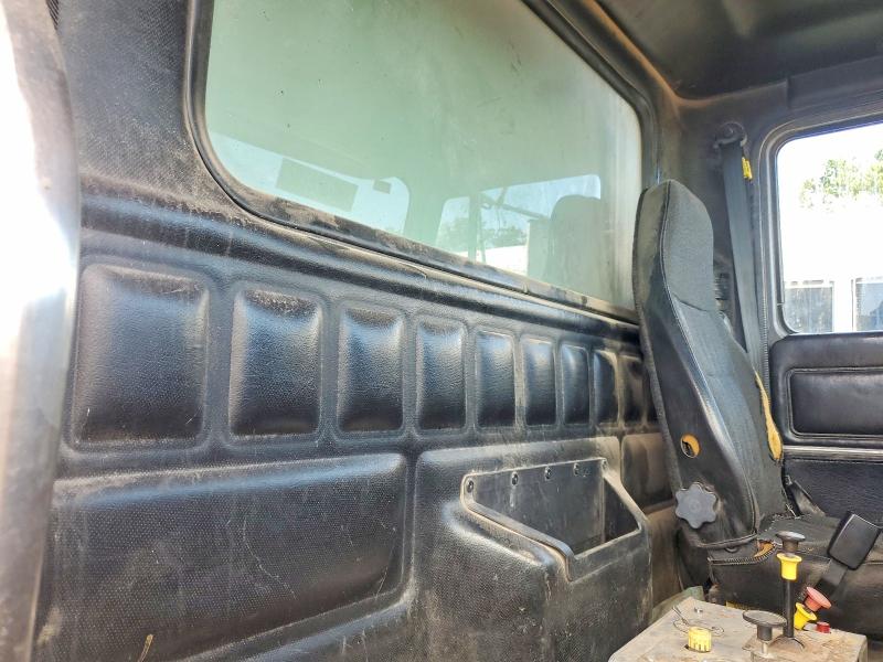 58385646 :رقم المزاد ، 1M2AD09C2XW007508 vin ، 1999 Mack 700 مزاد بيع