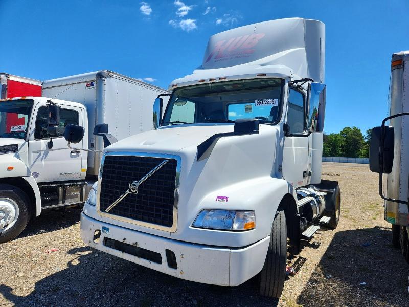 56372856 :رقم المزاد ، 4V4M39DF0GN939002 vin ، 2016 Volvo Vnm مزاد بيع