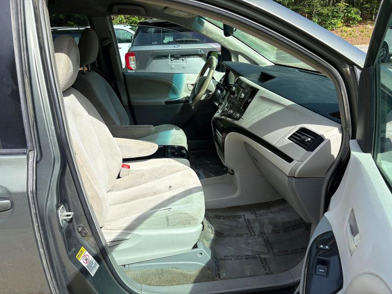 58598036 :رقم المزاد ، 5TDKK3DC8CS240357 vin ، 2012 Toyota Sienna مزاد بيع