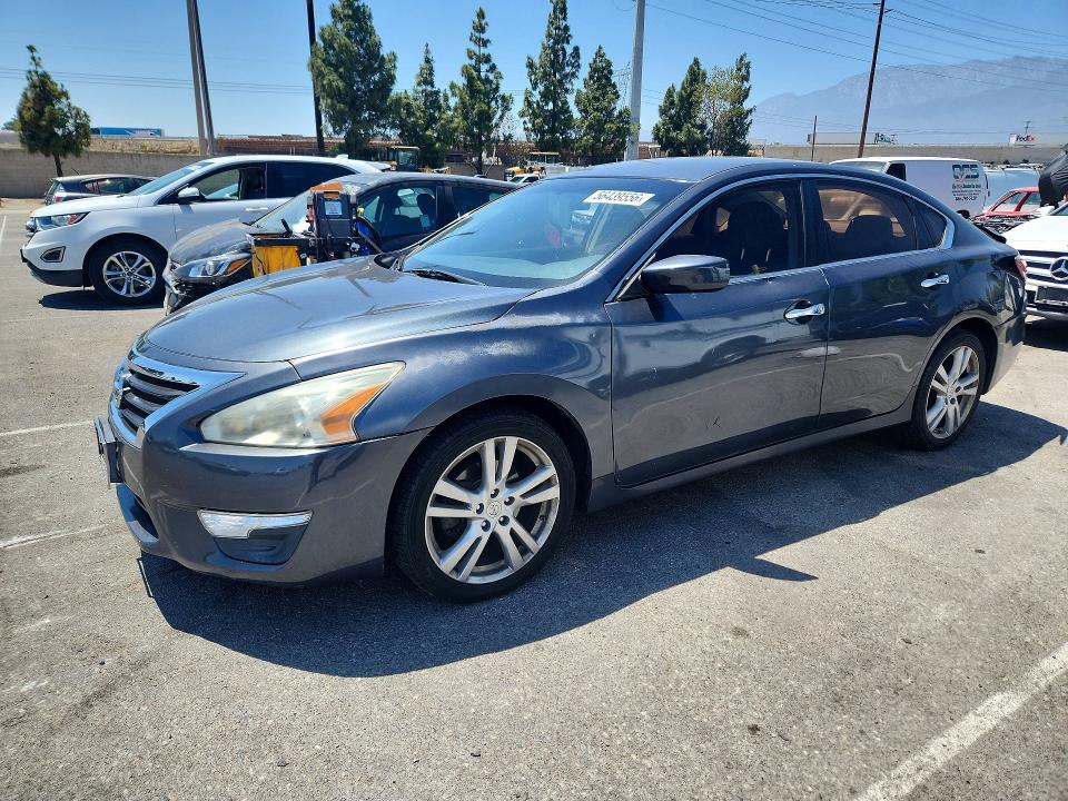 2013 Nissan Altima მანქანა იყიდება აუქციონზე, vin: 1N4AL3AP5DC136594, აუქციონის ნომერი: 56439556