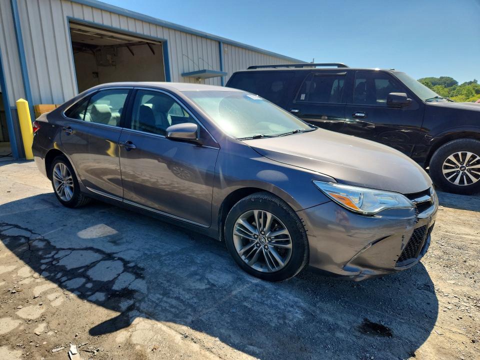 56118416 :رقم المزاد ، 4T1BF1FK4HU301148 vin ، 2017 Toyota Camry مزاد بيع
