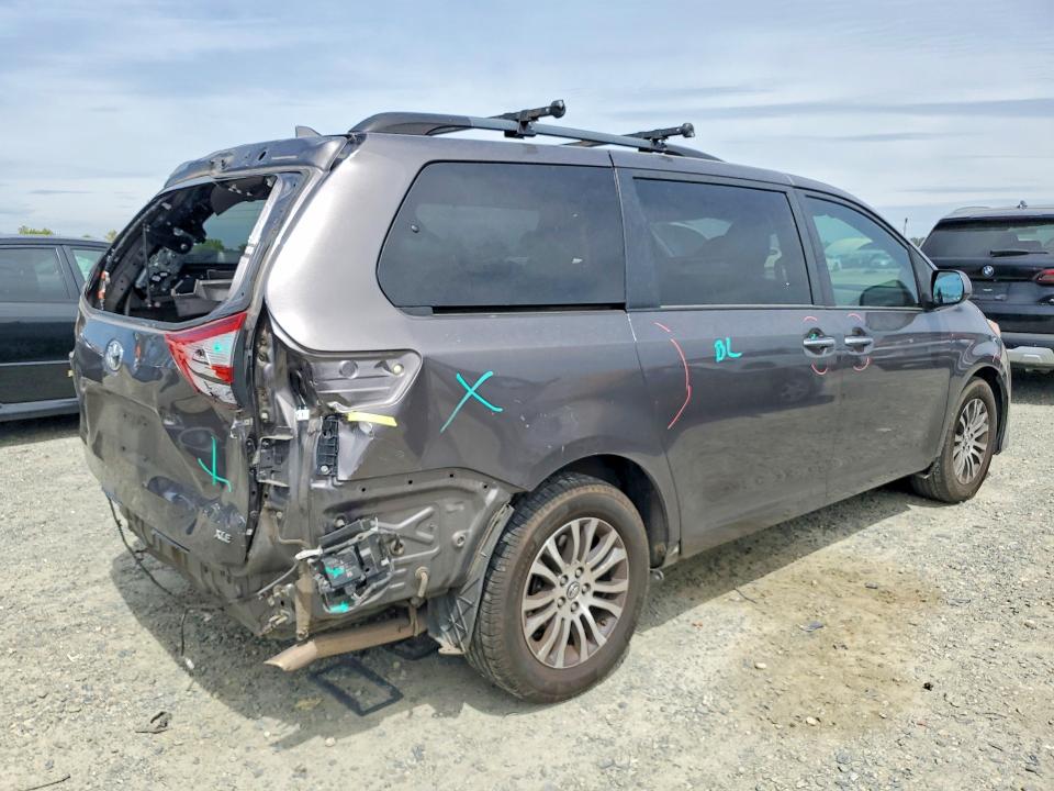 56599976 :رقم المزاد ، 5TDYZ3DC1KS989490 vin ، 2019 Toyota Sienna مزاد بيع