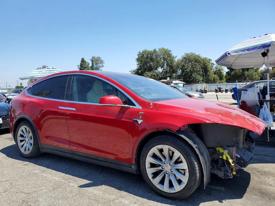 56371636 :رقم المزاد ، 5YJXCBE27HF034851 vin ، 2017 Tesla Model X مزاد بيع