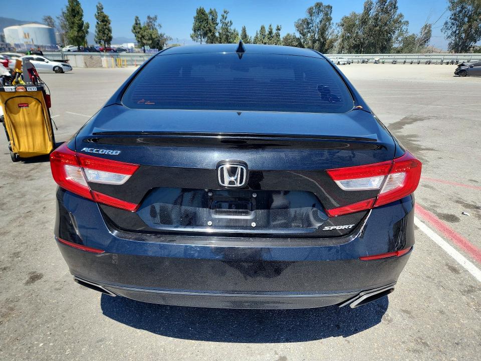 56189016 :رقم المزاد ، 1HGCV1F34JA092121 vin ، 2018 Honda Accord مزاد بيع