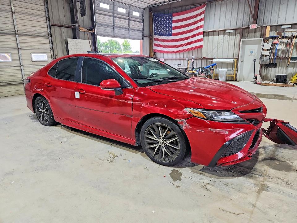 58548676 :رقم المزاد ، 4T1G11AK4NU003996 vin ، 2022 Toyota Camry مزاد بيع