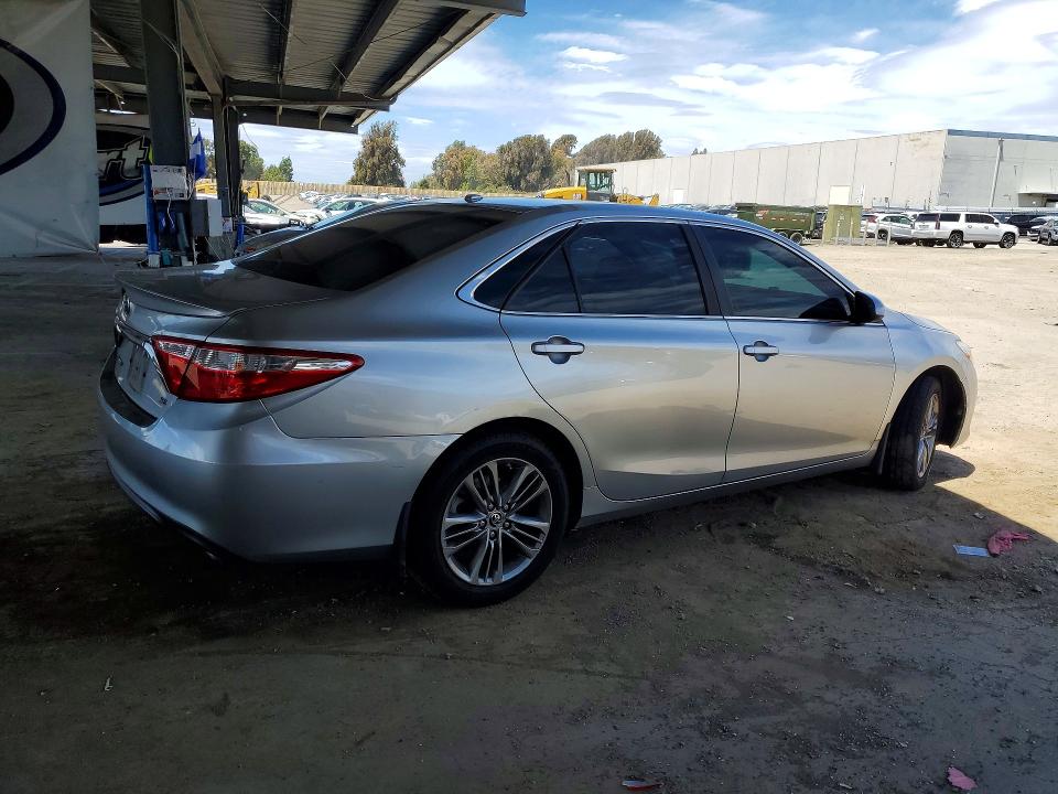 55939786 :رقم المزاد ، 4T1BF1FK9FU020962 vin ، 2015 Toyota Camry مزاد بيع