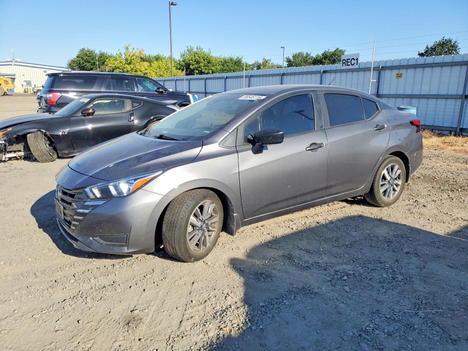 56646116 :رقم المزاد ، 3N1CN8DV3PL818860 vin ، 2023 Nissan Versa مزاد بيع