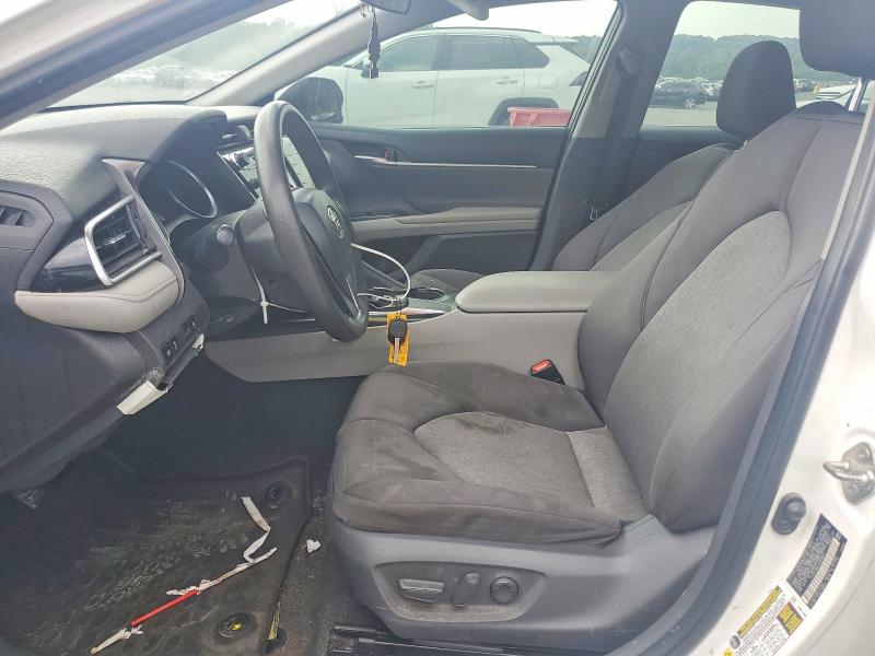 56809546 :رقم المزاد ، 4T1B11HK1JU560844 vin ، 2018 Toyota Camry مزاد بيع