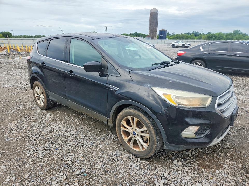 57764176 :رقم المزاد ، 1FMCU0GD6HUD10180 vin ، 2017 Ford Escape مزاد بيع