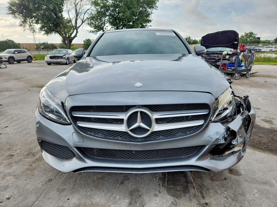 56848446 :رقم المزاد ، 55SWF4KB0HU182437 vin ، 2017 Mercedes-benz C مزاد بيع