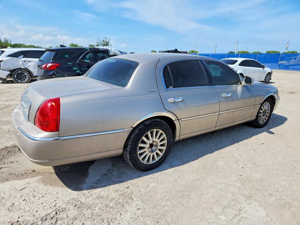 58882596 :رقم المزاد ، 1LNHM82W13Y683173 vin ، 2003 Lincoln Town Car مزاد بيع