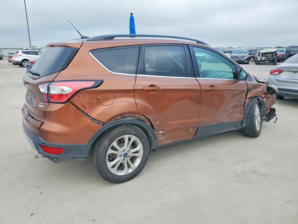 57624806 :رقم المزاد ، 1FMCU0GD5HUC64647 vin ، 2017 Ford Escape مزاد بيع