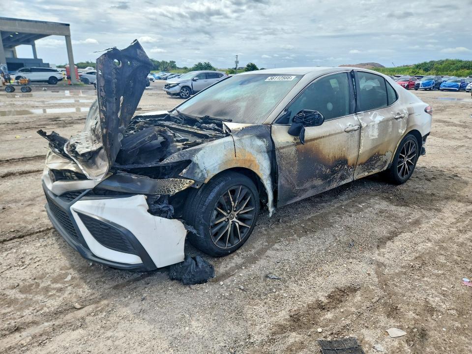 Auction sale of the 2021 Toyota Camry, vin: 4T1G11AKXMU483752, lot number: 56112566