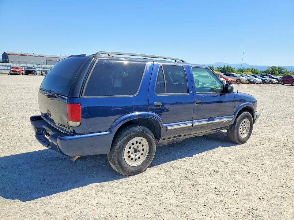 55602106 :رقم المزاد ، 1GNDT13W3Y2219671 vin ، 2000 Chevrolet Blazer مزاد بيع