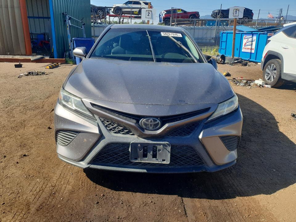 58267846 :رقم المزاد ، 4T1B11HK6JU649227 vin ، 2018 Toyota Camry مزاد بيع