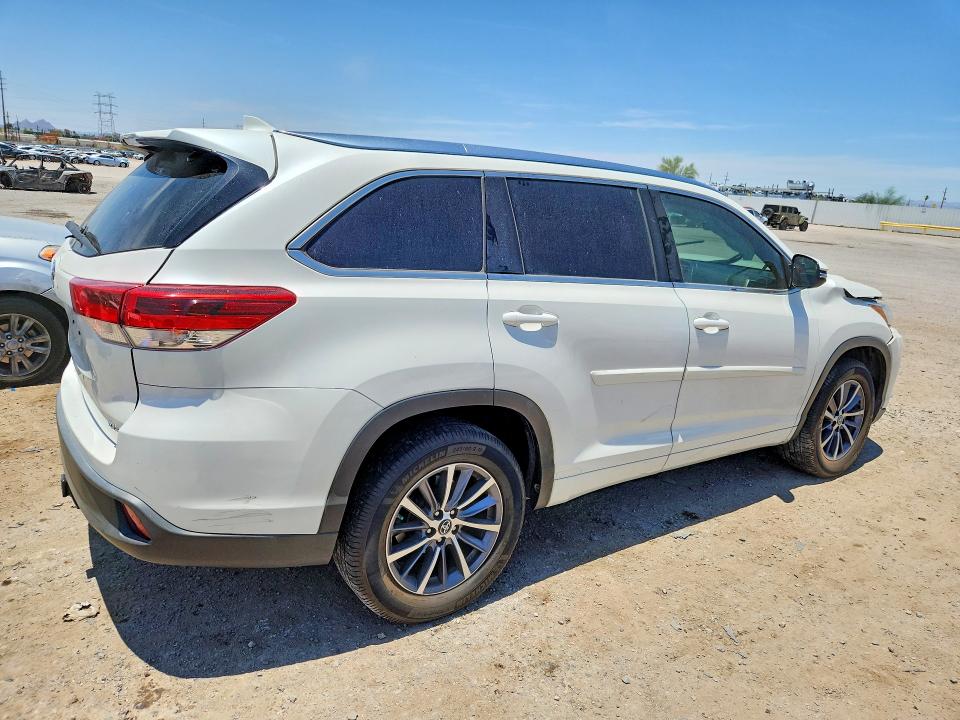 2018 Toyota Highlander მანქანა იყიდება აუქციონზე, vin: 5TDKZRFH3JS544474, აუქციონის ნომერი: 56475696
