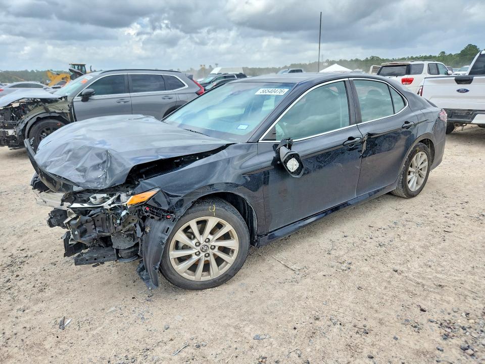 56540476 :رقم المزاد ، 4T1C11AK9NU676488 vin ، 2022 Toyota Camry مزاد بيع