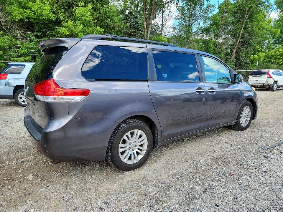 57301946 :رقم المزاد ، 5TDYK3DC5DS362220 vin ، 2013 Toyota Sienna مزاد بيع