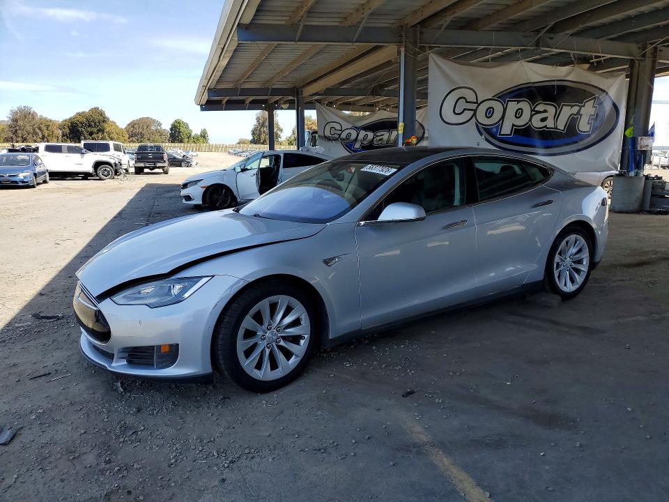 56377926 :رقم المزاد ، 5YJSA1E16FF116097 vin ، 2015 Tesla Model S مزاد بيع