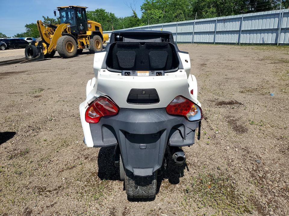 58441026 :رقم المزاد ، 2BXNBDD18EV002674 vin ، 2014 Can-am Spyder Roadster مزاد بيع