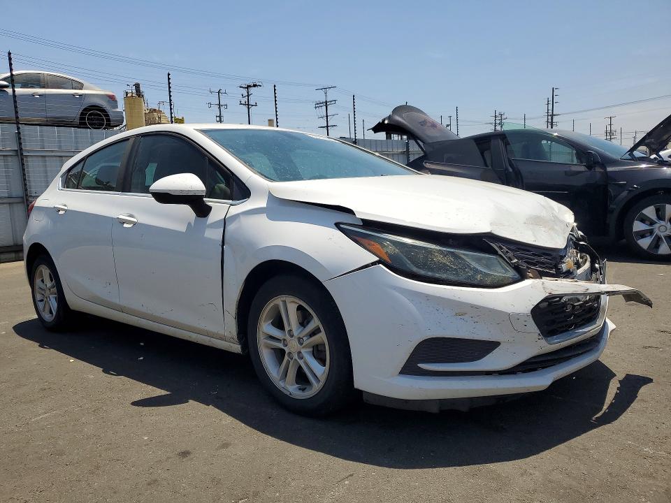 56161366 :رقم المزاد ، 3G1BE6SM0JS551870 vin ، 2018 Chevrolet Cruze مزاد بيع